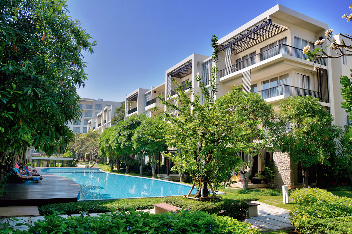 Outdoor Dining & Amenity Areas